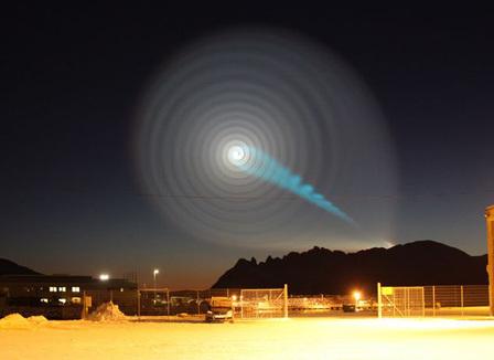 Lueur céleste dans le ciel norvégien: Missile russe ou ovnis qui poursuivent Obama? 