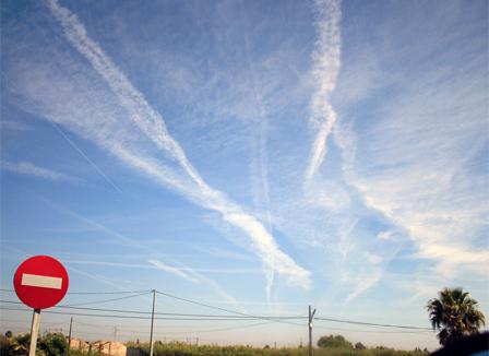 « Chemtrails » : La théorie climato-complotiste qui séduit les militants écolos