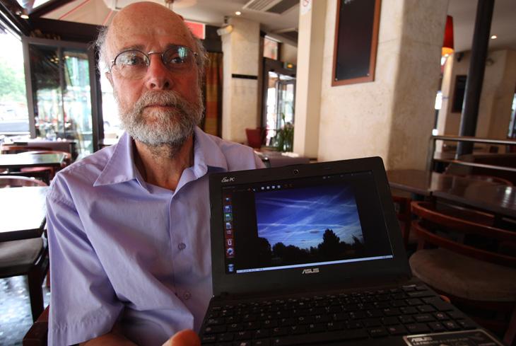 Daniel Hofnung montre une de ses cinquante photos de chemtrails