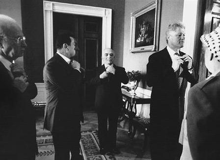 Abbas et Netanyahou chez Obama, les nouveautés d'Apple et Paris Hilton le nez dans la coke&hellip; le morning refresher 