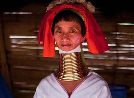 Camille visite le parc des « femmes-girafe » en Thaïlande