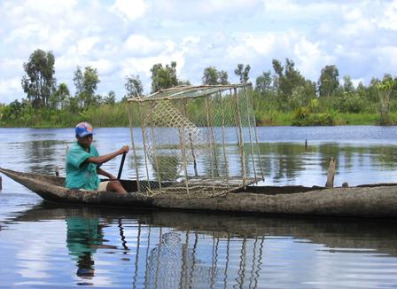 Ornella découvre des pêcheurs malgaches en pagne et maillots de foot brésiliens