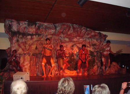 Marion lance un boomerang dans un village aborigène