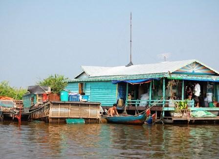 Laure coincée sur une pirogue dans un village flottant au Cambodge