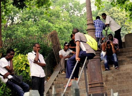 A Montmartre, le manège des vendeurs de bracelets pour arnaquer les touristes