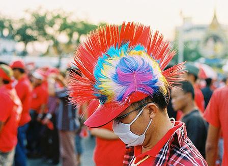 A Bankgkok hier, des milliers de Chemises Rouges dans la rue et l'état d'urgence qui perdure