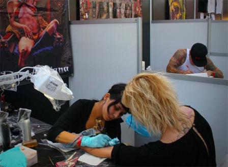 Le 4e Tattoo Art Fest ou comment se faire tatouer un portrait de Bernadette Chirac sur la musique de Marilyn Manson