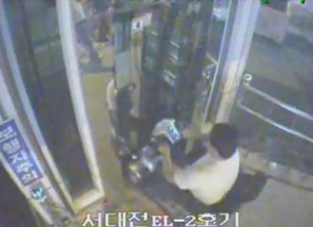 Vidéo: Il défonce la porte d'un ascenseur en fauteuil-roulant 