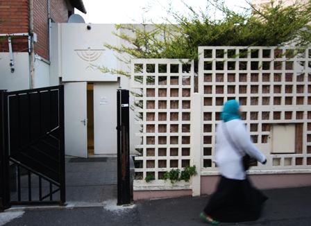 La mosquée collée à la synagogue