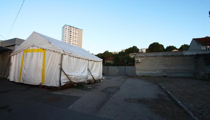 A gauche, la mosquée provsoire, au fond à droite, le mur de la synagogue