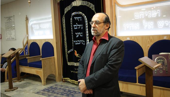 Albert Myara dans la synagogue écoute le sermon d’un rabbin