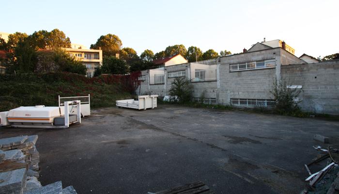 La synagogue donne sur le terrain de la future mosquée en dur