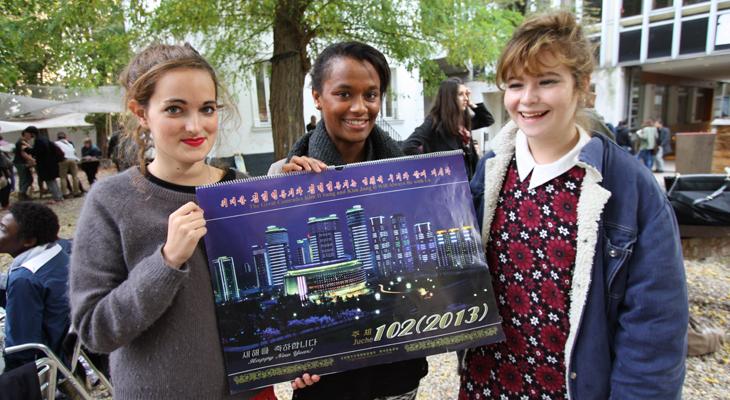 Des étudiantes avec un calendrier offert par leurs camarades nord-coréens