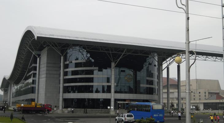 La patinoire de Pyongyang, dont la construction a été supervisé par un architecte formé en France