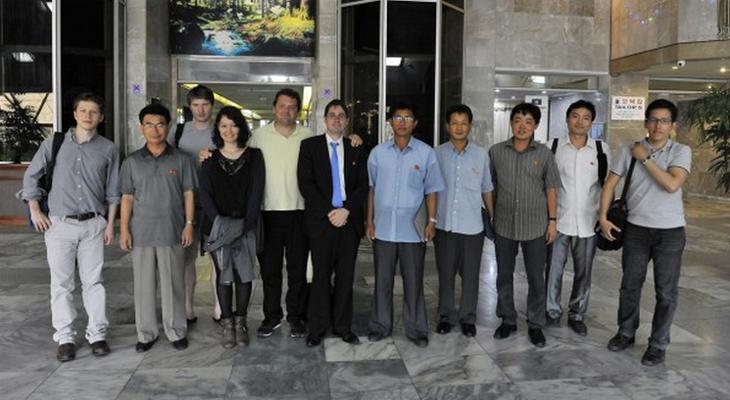 Benoît Quennedey (au centre), lobbyste pro-Corée du Nord, avec l’équipe de l’université d’architecture de Pyongyang