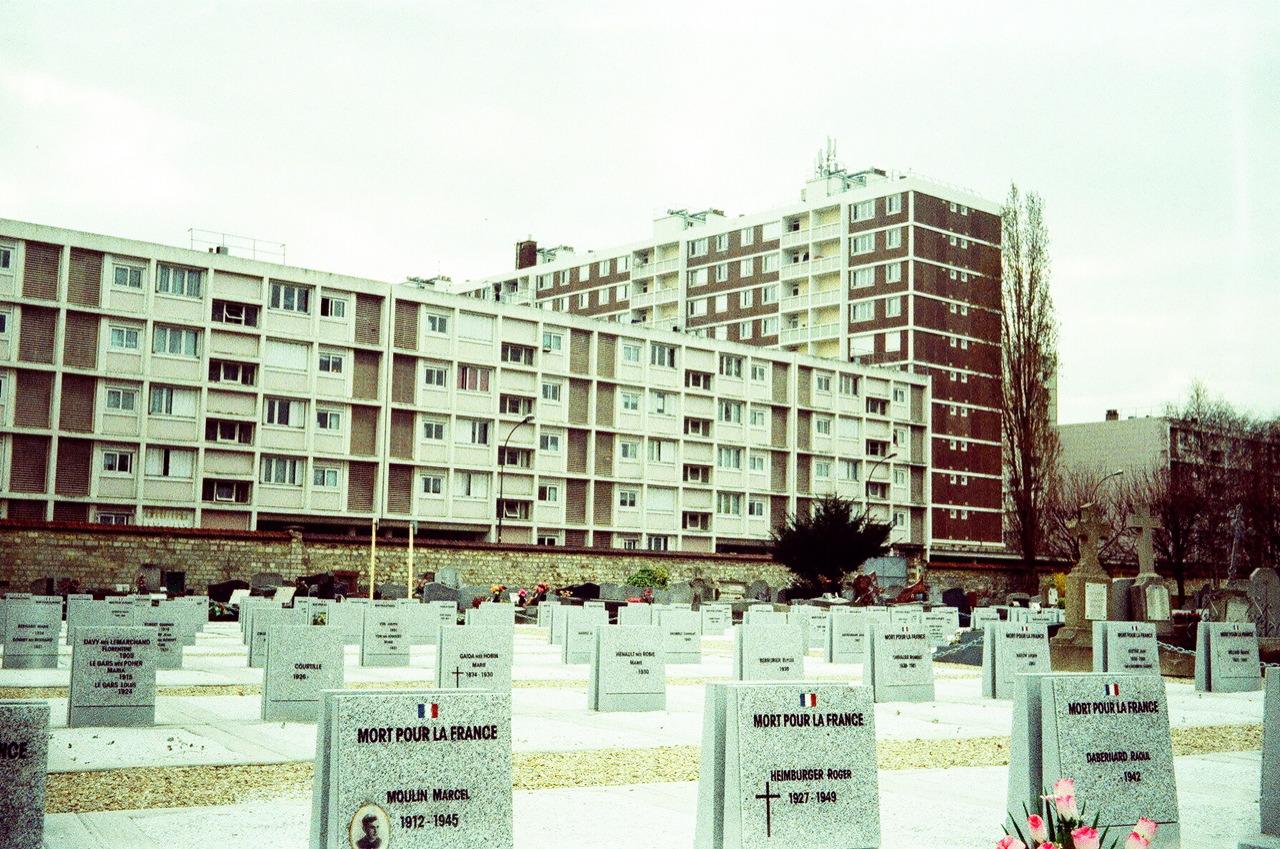 La cité Emile Cordon est derrière un cimetière
