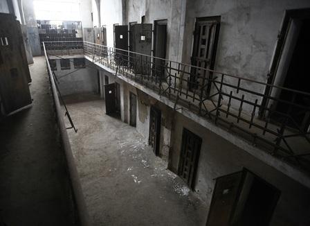 « Le détenu aiguisait sa seringue sur une pierre tellement elle avait été utilisée »