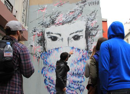 Dans les auberges de jeunesse, les « tours » street art séduisent les backpackers