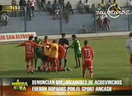 Vidéo: En plein match des joueurs de foot s'effondrent empoisonnés par l'équipe adverse