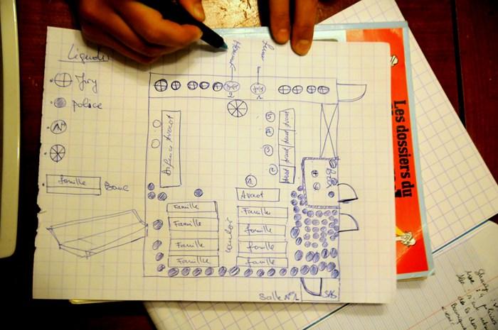 Zohra, étudiante en architecture nous dessine le plan de la salle d’audienc