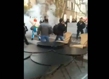 Avignon : Clash CRS / Manifestants devant le Palais des Papes 
