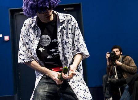 Air Sex: Concombre, mouchoirs en papier et pornographes pour le premier concours français