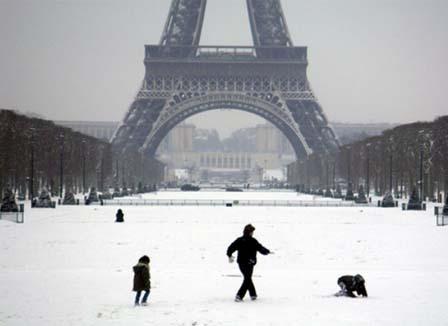 Des vols dans le métro parisien, la neige et Liu Xiabo &hellip; le Morning Refresher