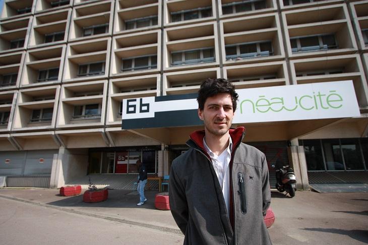 Julien Beller devant l’entrée du 6