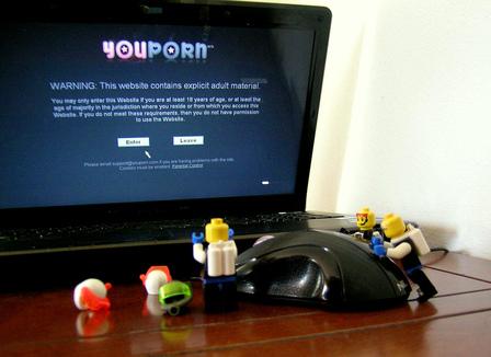 Un nain, une milf et une beurette sont dans une vidéo...