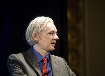 Etienne Mougeotte se lâche sur Julian Assange