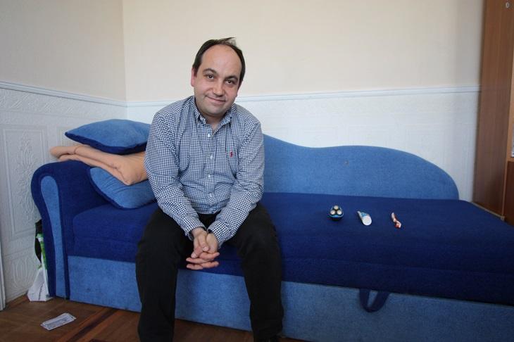 Fabrice Carrey dort sur un sofa quand il est de passage au cottag