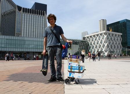 Thibault, le coursier en skateboard de Paname