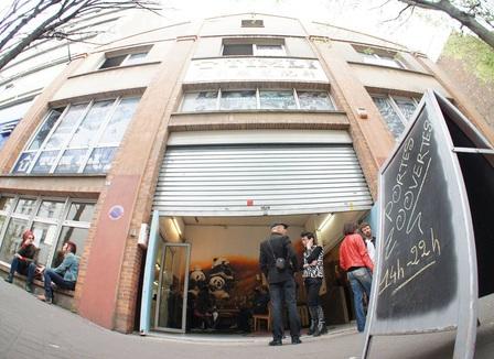 Le squat Hangar 56 ouvre ses portes en attendant son jugement