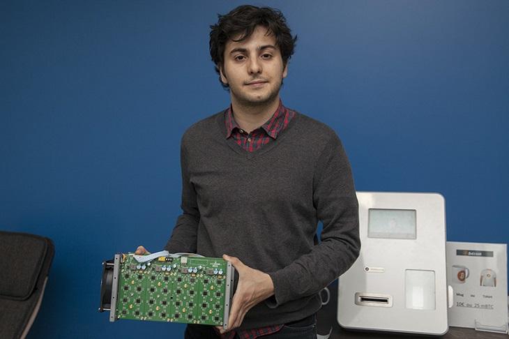 Paul Cassales, devant son distributeur de Bitcoins