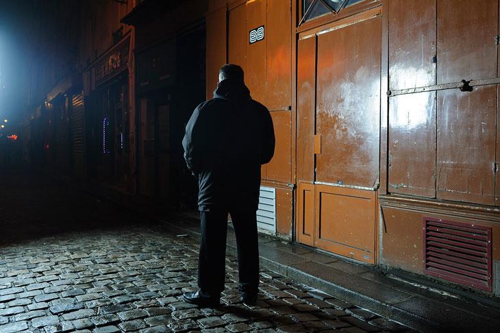 Elihaou pose incognito