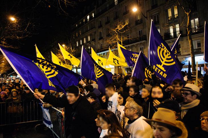 Des drapeaux de la LDJ pendant un hommage pour Ilan Halim