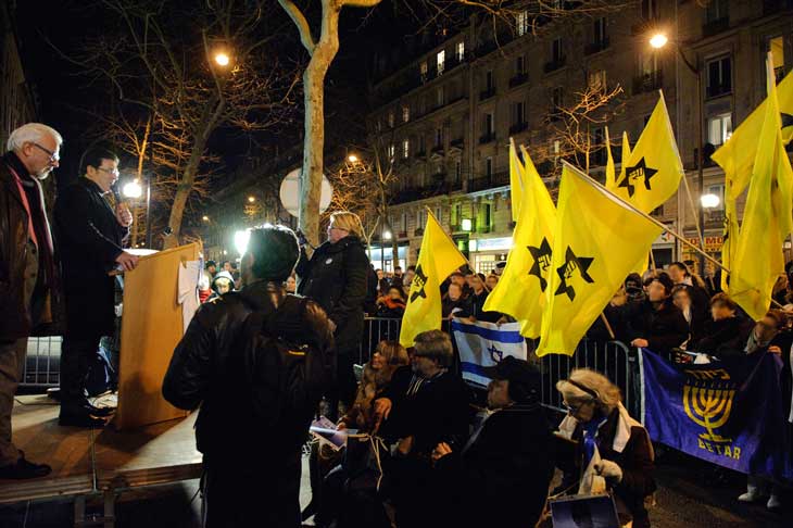 Gil Taieb, devant des drapeaux de la LDJ pour Ilan Halim