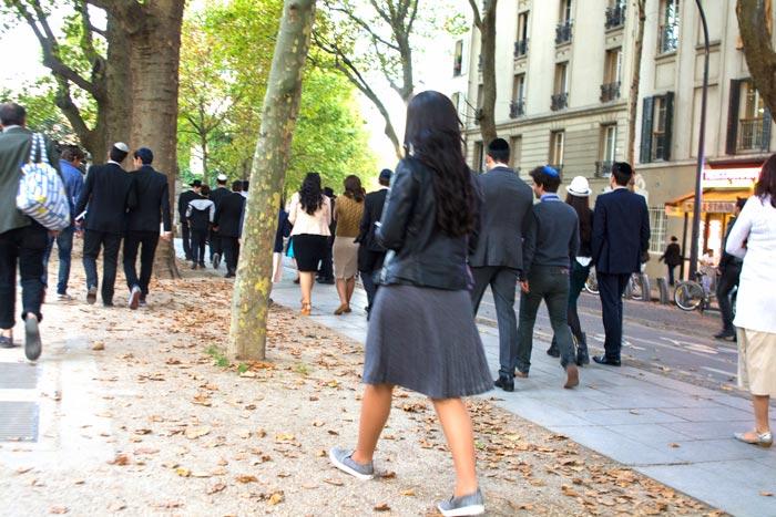 Des juifs du 19e arrondissement marchent en direction du bassin de la Villette, jeudi 25 septembr