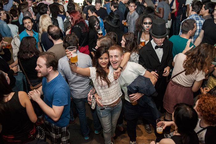 Le St-Chirstopher's Inn organise régulièrement des maxi-teufs, sponsorisées par Hostelworl