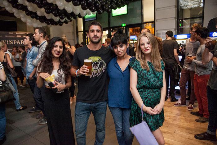 Les backpackers ont troqué leurs sac-à-dos pour des robes de soirée