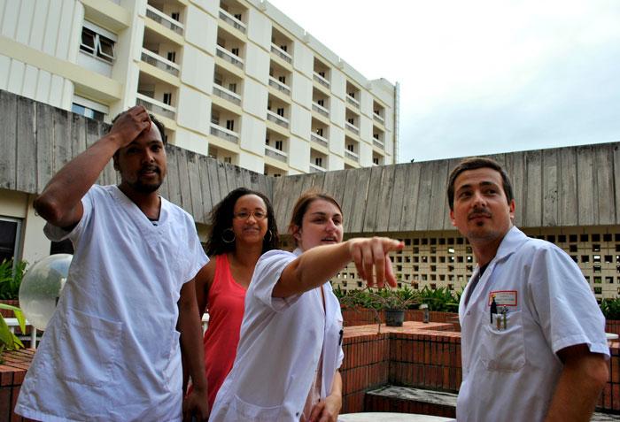 "Regardez là-bas près de l'ambulance, un requin !