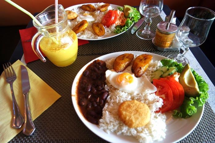 Une assiette de « Bandeja Paisa », un plat pantagruélique typique de la région de Medelli