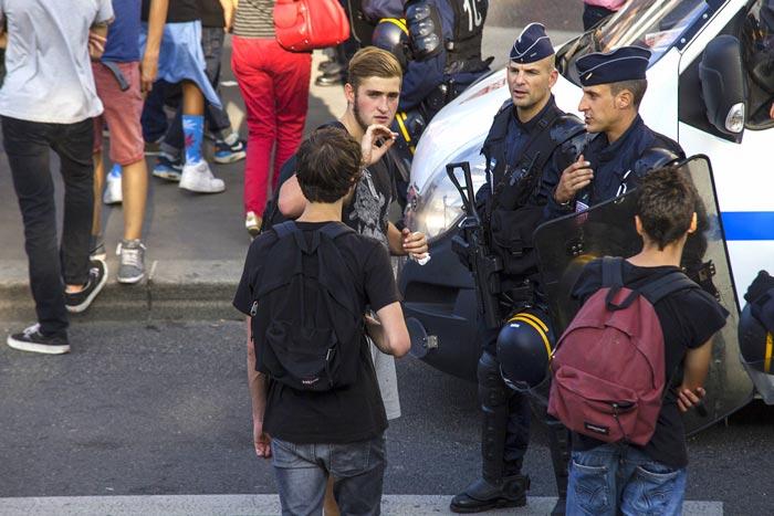 A la techno parade, jeunes et policiers font copain - copain