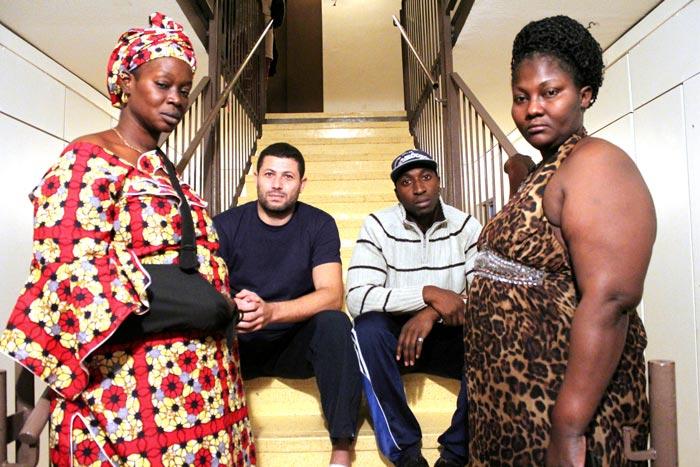 Mme Saounera, le coude en écharpe, en compagnie de voisins témoins de l'intervention musclée de la police