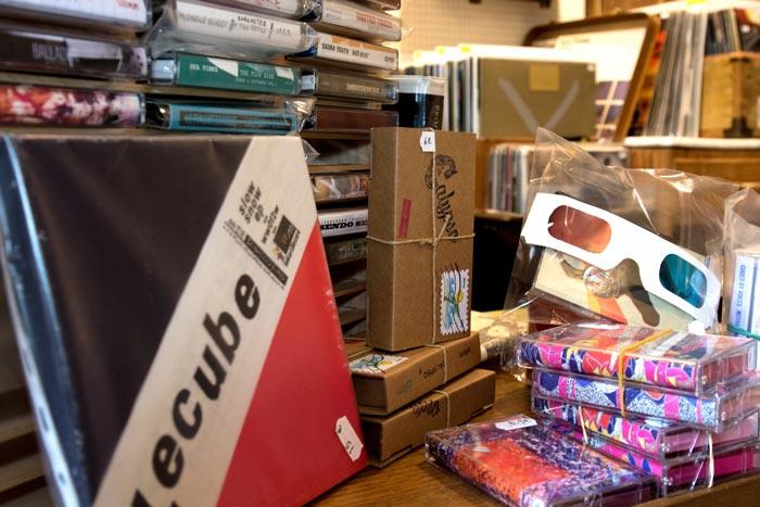 Le stand de cassettes au centre de la boutique de Balades Sonore