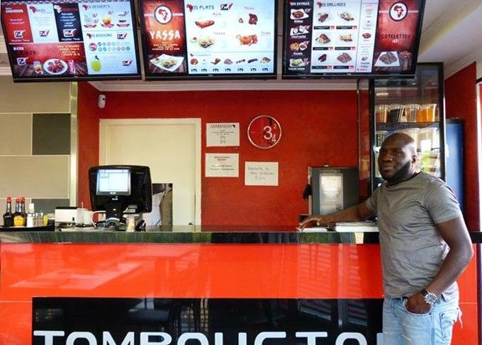 Mat, le co-fondateur, fier comme un coq devant le comptoi