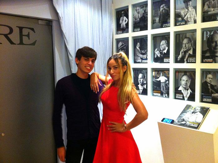 Une participante devant une anthologie de revues consacrées à Ron Hubbar