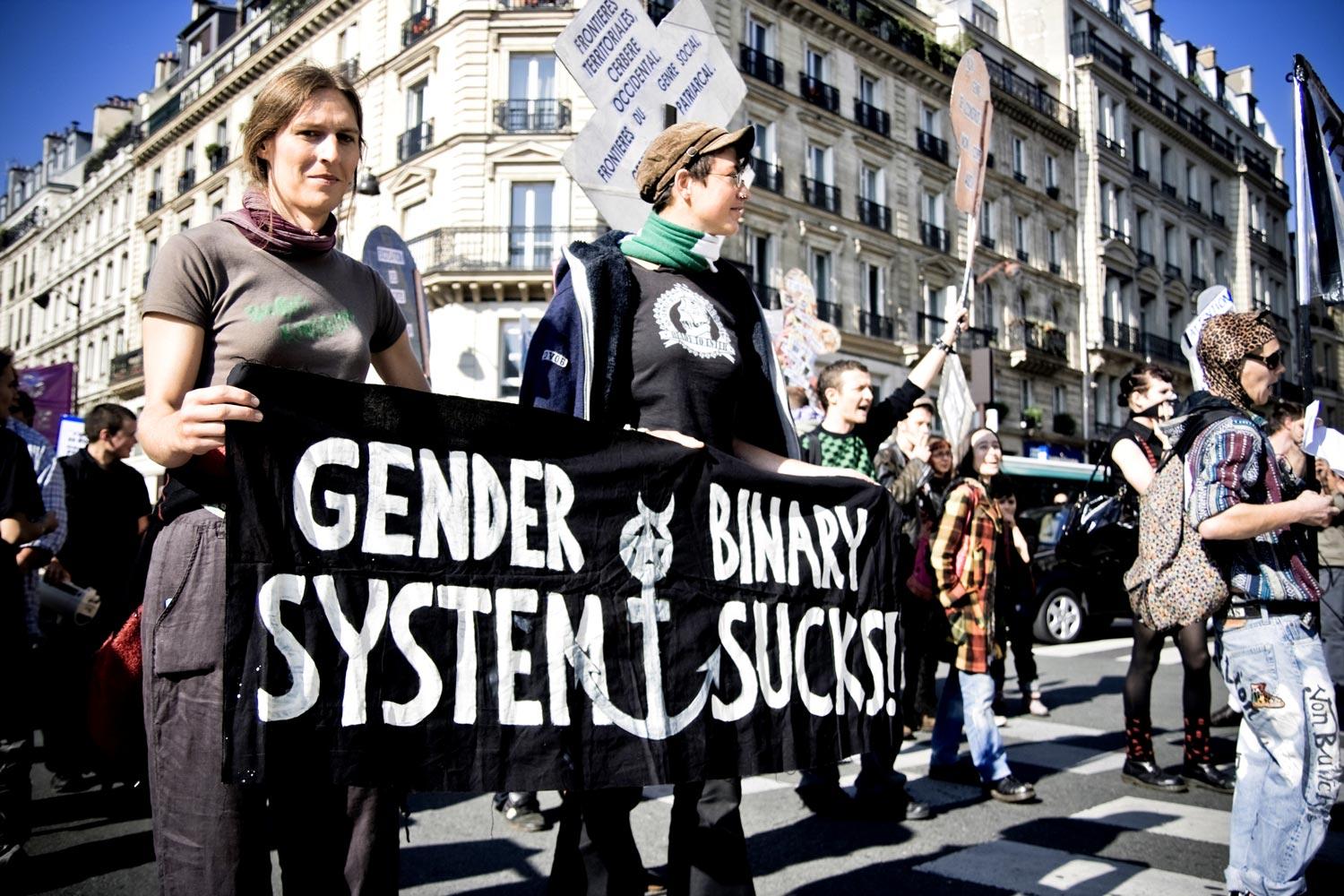 Bruce est trans et il en a ras-la-casquette qu’on le prenne pour un malade mental