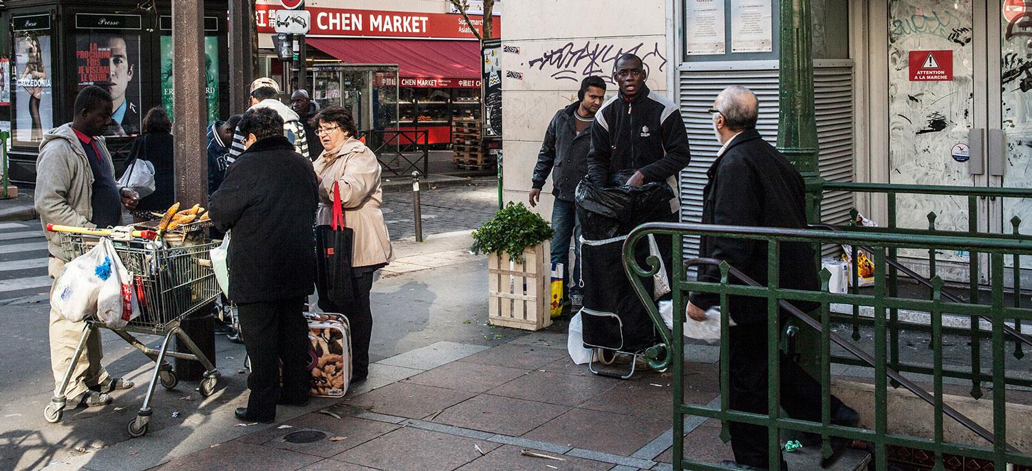 Kamara, vendeur de maïs à la sortie du métro