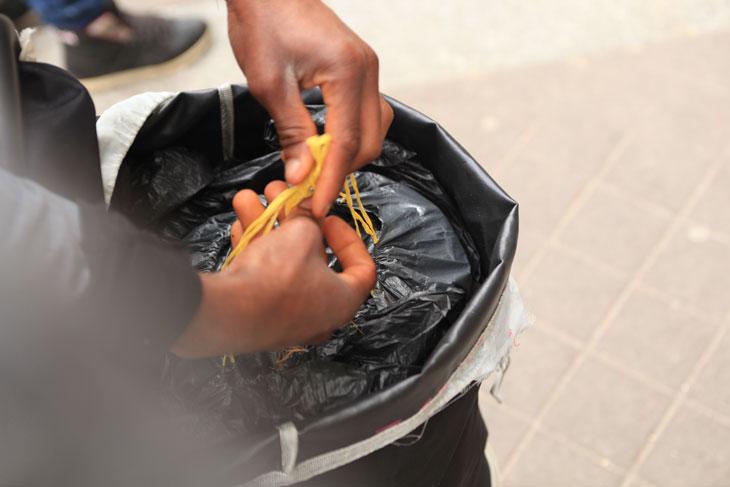 Attention aux flics : la cargaison est parfois saisie et le cabas jeté aux ordures.